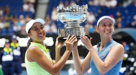 Zhang and Mertens, 2026 AO trophy (getty)