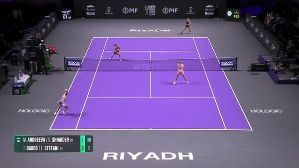 Timea Babos hits unbelievable backhand lob against Shnaider-Andreeva